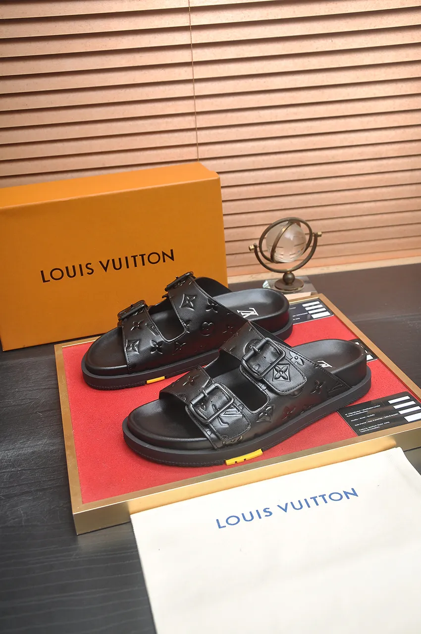 Men's shoes 💰400💶 [Louis Vuitton LV slippers] (high-end cowhide) counter 1:1 fashion style, a must-have for summer! The designer used LV’s iconic outsole. The original simple slippers instantly become fashionable! The upper is made of flexible special cowhide leather straps alternately, and the workmanship is exquisite! A must-have for stylish men in summer, size 38-45 (45 customized)